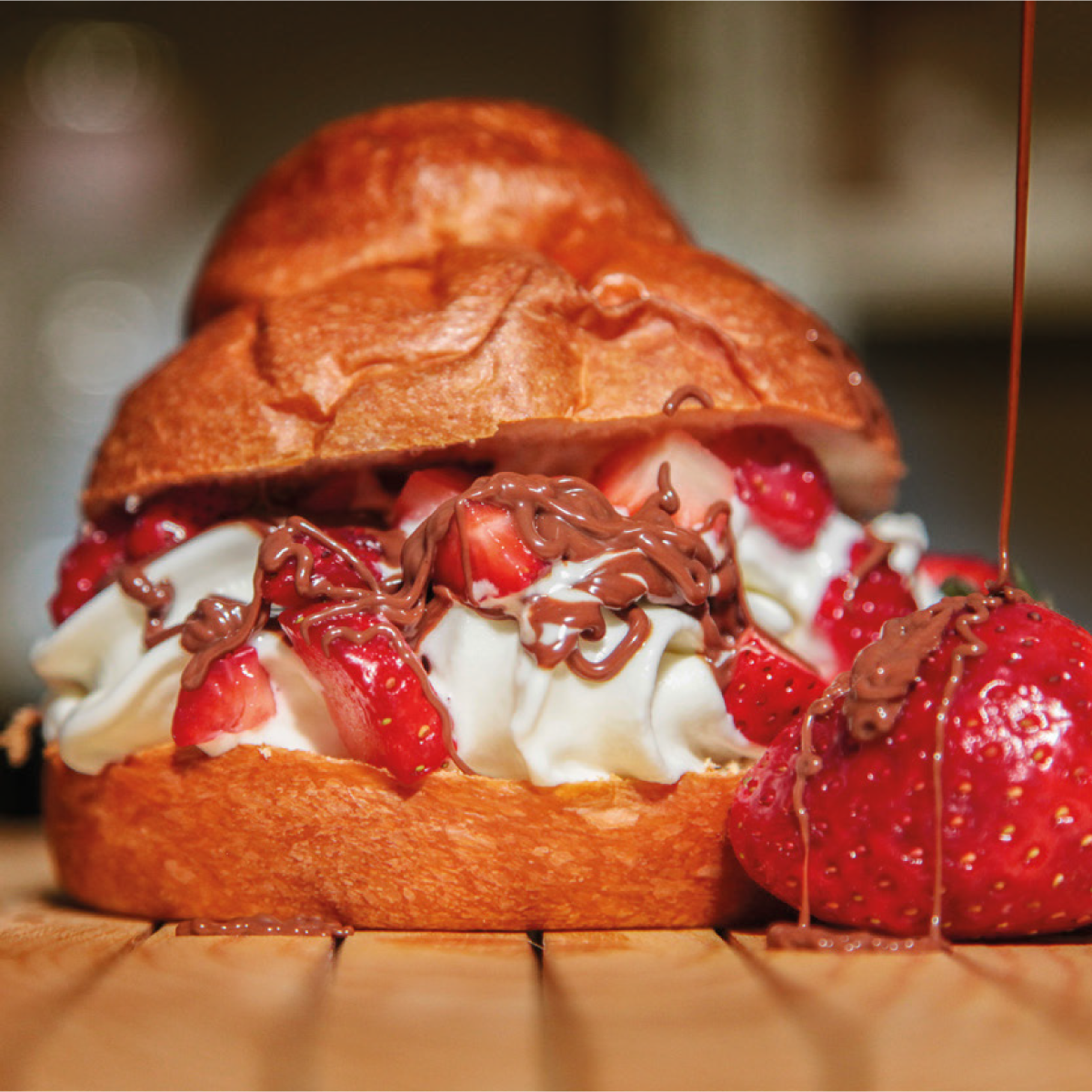 Brioche Siciliana con Frozen Yogurt e Fragole de La Yogurteria