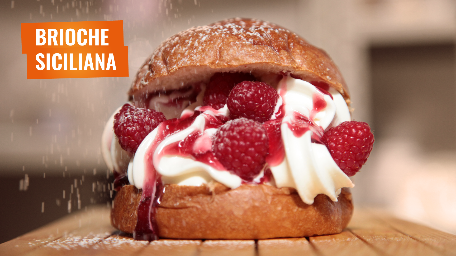 Brioche Siciliana con Frozen Yogurt e Frutti di Bosco de La Yogurteria